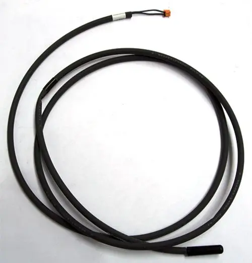 Temperaturfühler mit Kabel und Stecker, geeignet für Daikin Altherma R Hybrid, auf hellem Hintergrund. Der Sensor hat eine geschlossene Spitze und einen flexiblen Kabelverlauf.